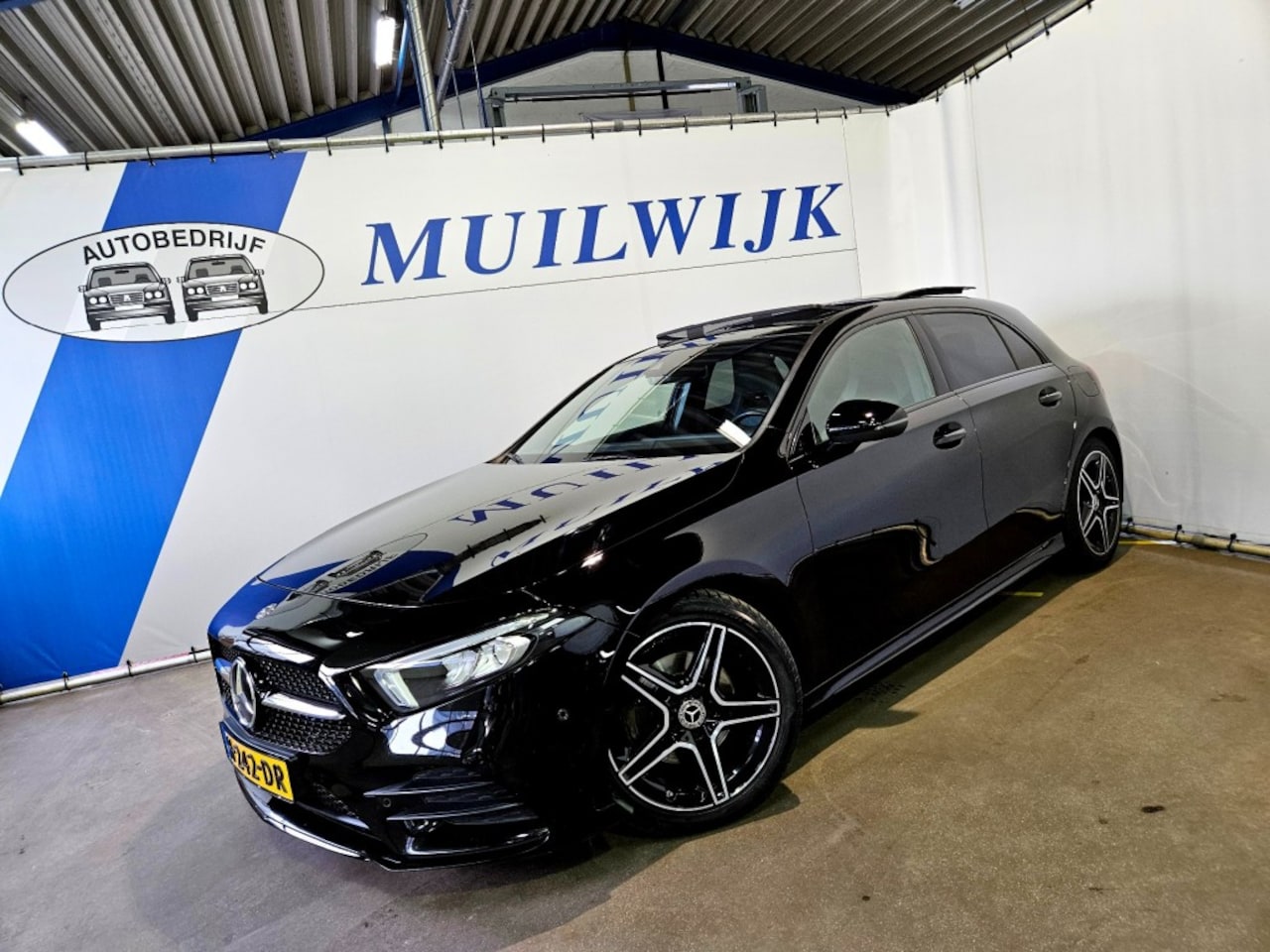 Mercedes-Benz A-klasse - 180 Business Solution AMG / Pano / Night Pakket / NL Auto - AutoWereld.nl