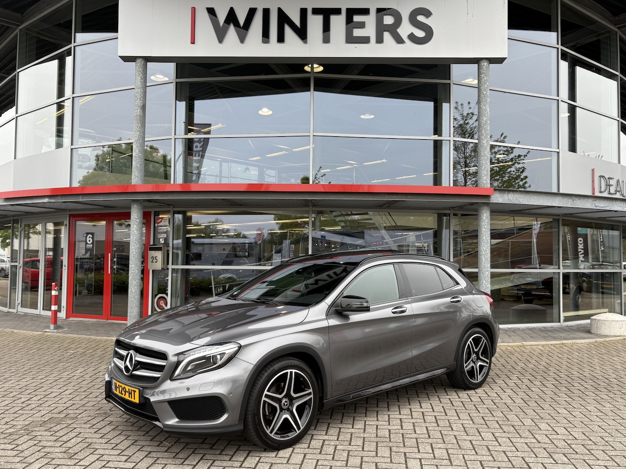 Mercedes-Benz GLA-Klasse - 180 AMG Night Edition Navi+BT+Camera Cr.Control ECC Stoelverw. PDC V+A 19"LMV - AutoWereld.nl