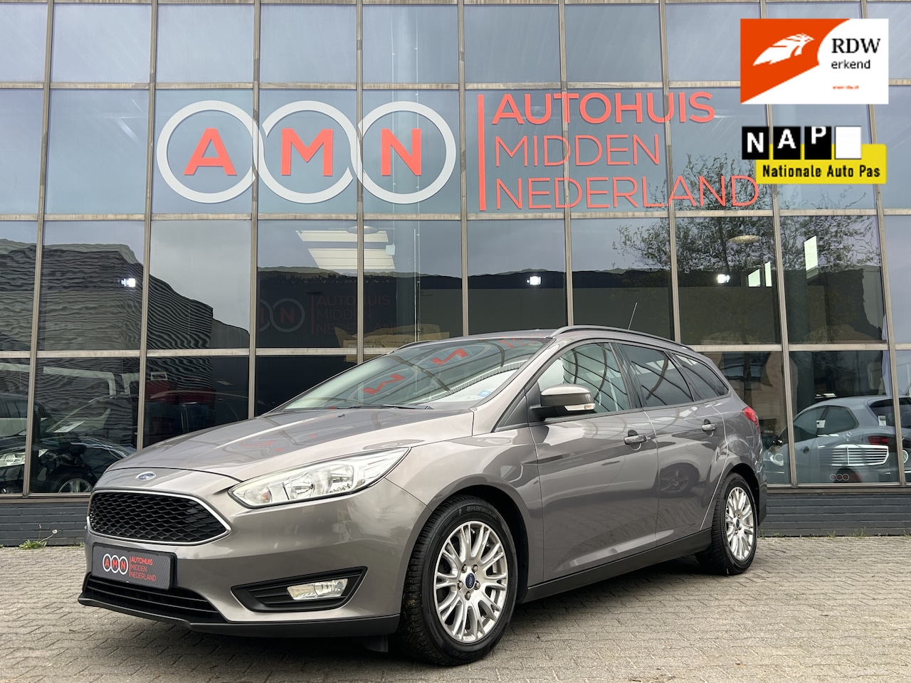 Ford Focus Wagon - 1.0 Cruisectr,Navigatie,Airco,Trekhaak,PDCa,Stuurverwarming - AutoWereld.nl
