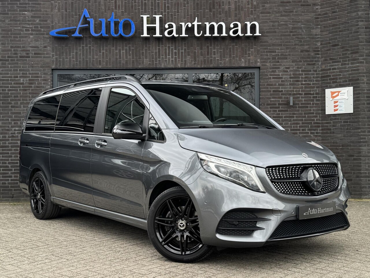 Mercedes-Benz V-klasse - 300D Lang DC AMG Luchtvering|Elek. Deuren|360 cam|Carbon - AutoWereld.nl