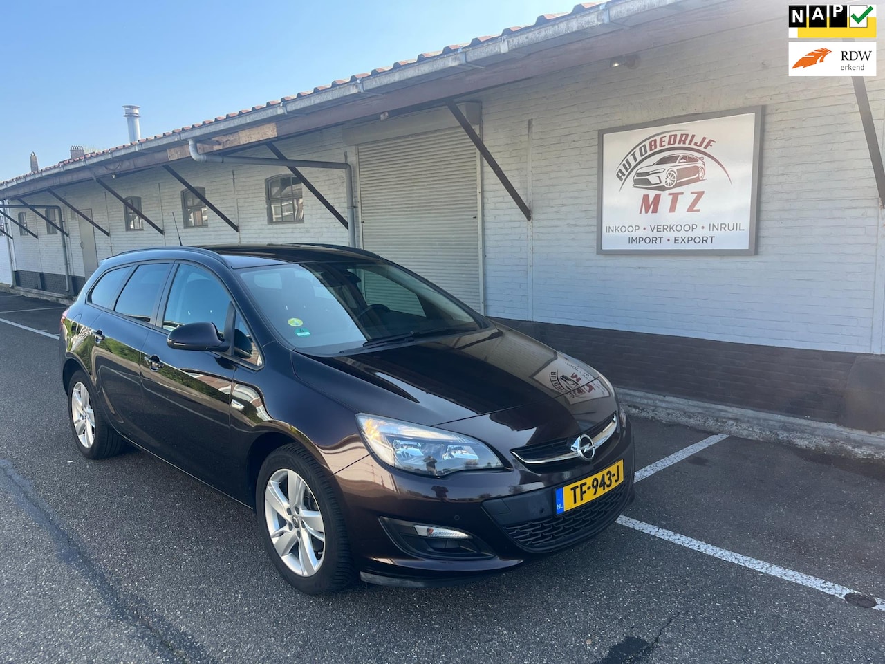 Opel Astra Sports Tourer - 1.6 CDTi Business + DEALER OH / RIJK UITGERUST - AutoWereld.nl