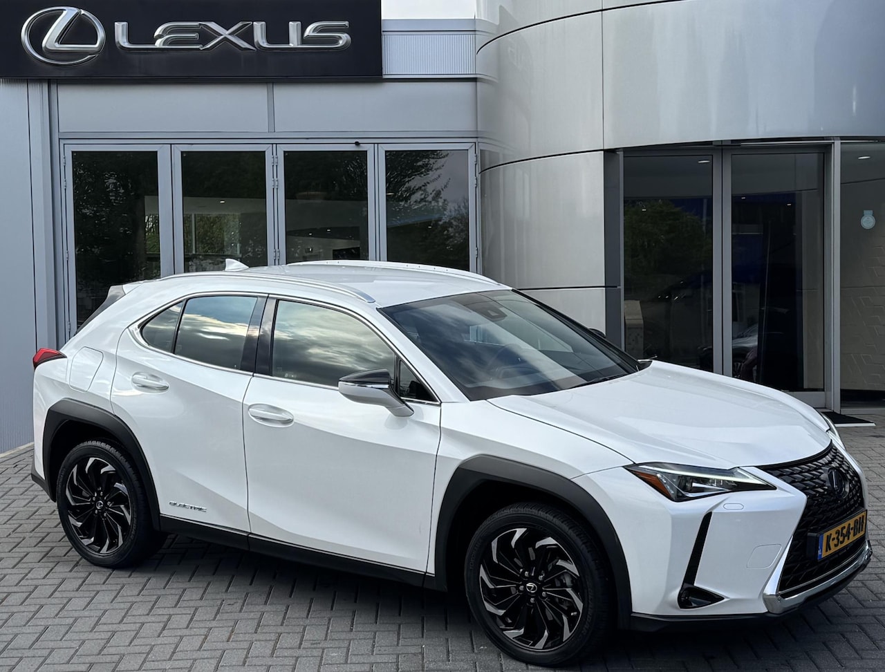 Lexus UX - 300e Business 54 kWh NL-AUTO VOLLEDIG ELEKTRISCH STOELVERW PARK-SENSOR APPLE CARPLAY ANDRO - AutoWereld.nl