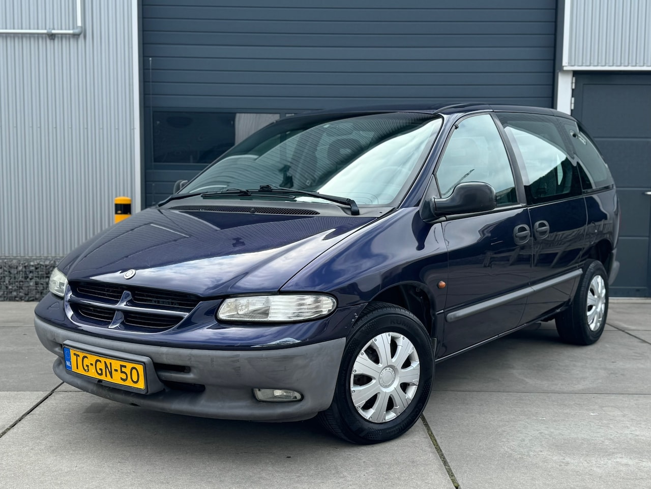 Chrysler Voyager - 2.4i SE INVALIDE / ROLSTOEL AUTO / AUT / AIRCO - AutoWereld.nl