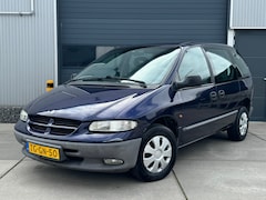 Chrysler Voyager - 2.4i SE INVALIDE / ROLSTOEL AUTO / AUT / AIRCO