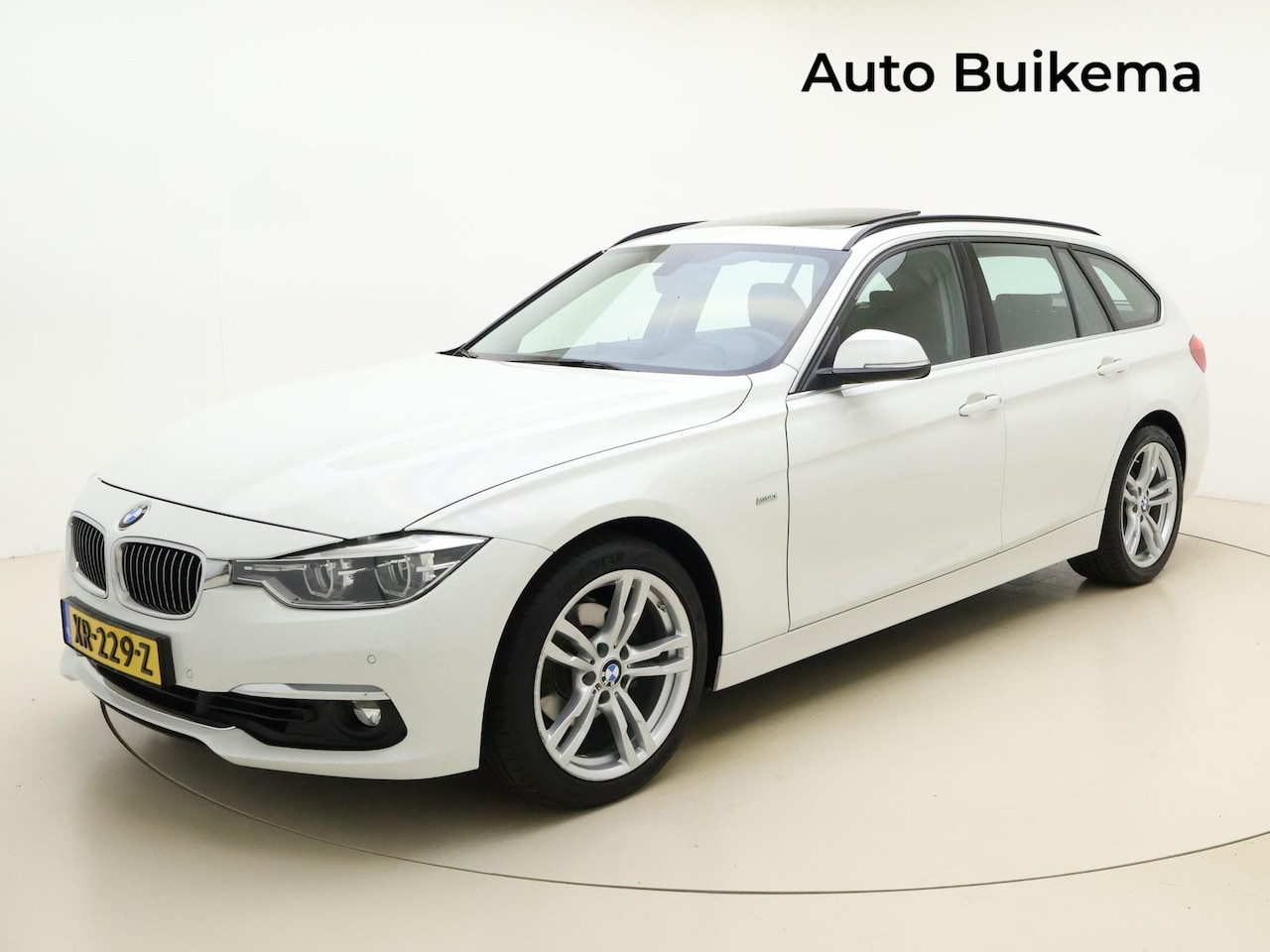 BMW 3-serie Touring - 320i Luxury Line -Pano Dak -Trekhaak -Elektr Stoelen Memory -Leren Bekleding -Camera -LED - AutoWereld.nl