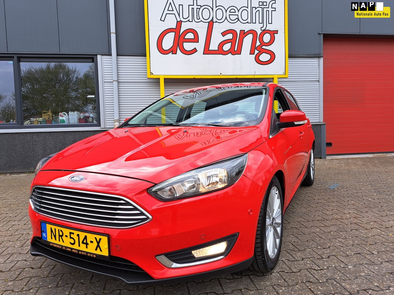 Ford Focus - 1.0 Titanium bijzonder mooie uitv. trekhaak clima etc. - AutoWereld.nl