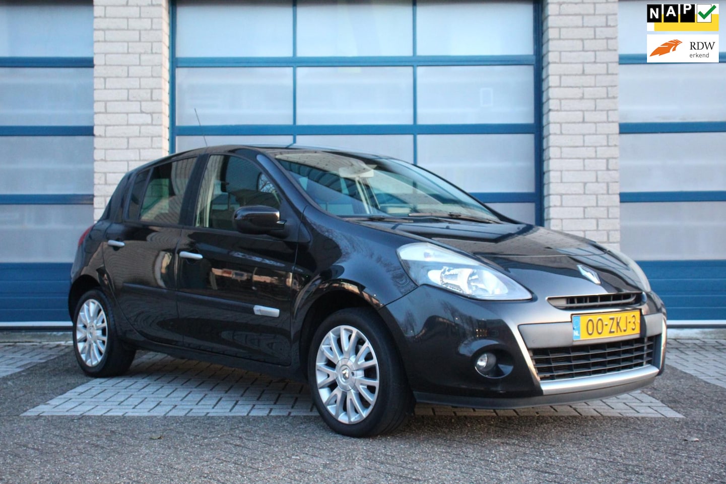 Renault Clio - 1.2 20th Anniversary 5drs Clima - isofix - Navi - Lm velgen - isofix - AutoWereld.nl