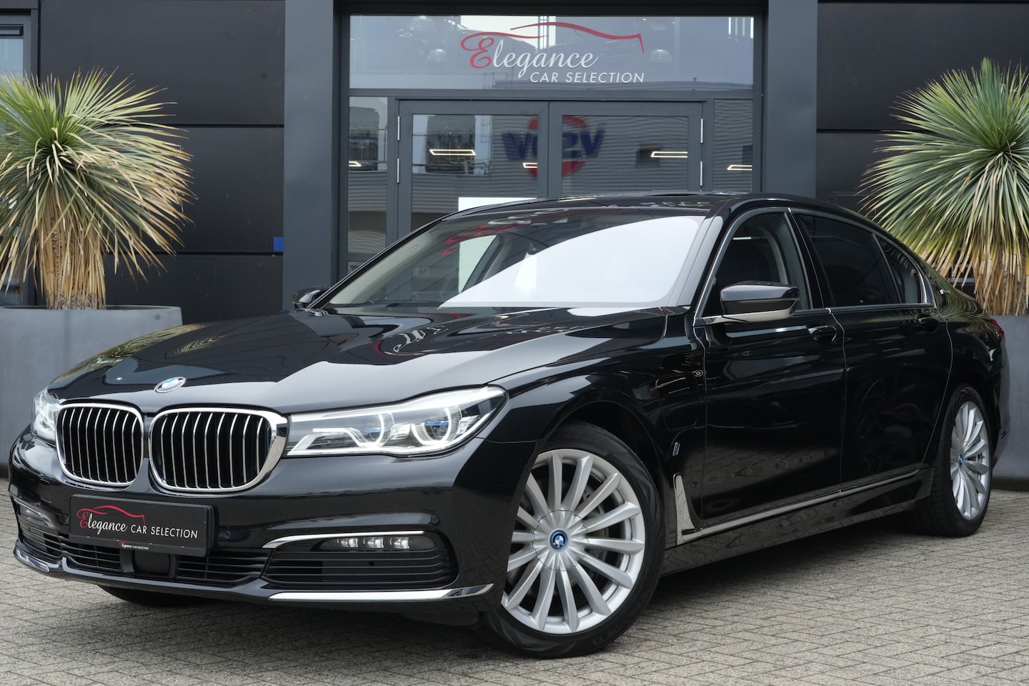 BMW 7-serie - 740Le xDrive Luxury High Executive 327pk Panoramadak/Navigatie/Camera - AutoWereld.nl