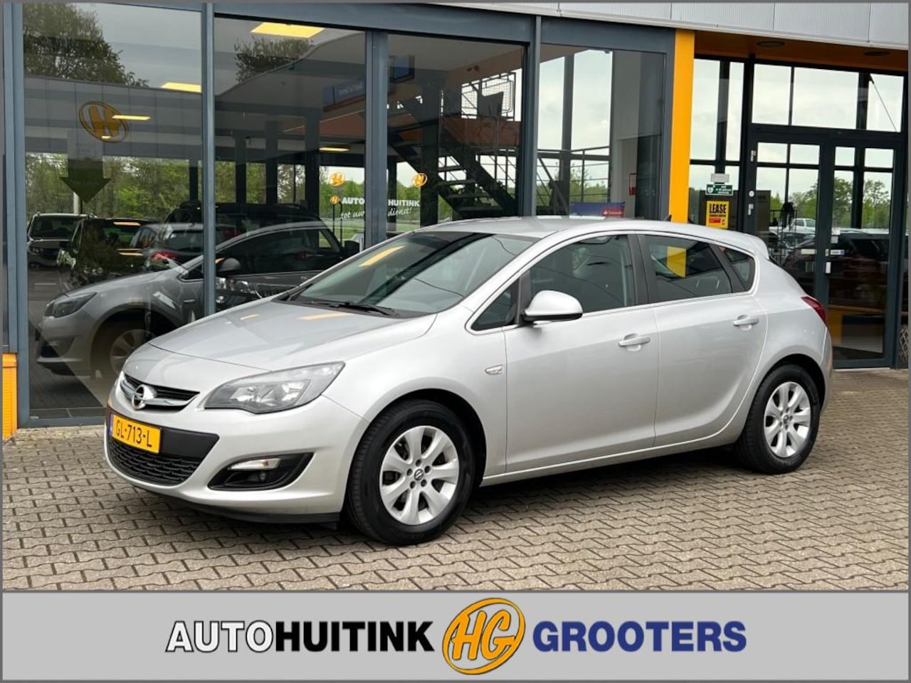 Opel Astra - 1.4 Turbo Blitz - navi - sensoren - AutoWereld.nl