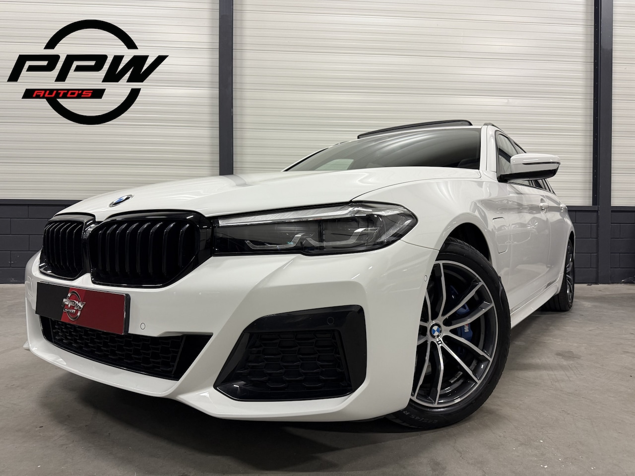 BMW 5-serie Touring - 530e xDrive M-Sport PANO/HEAD-UP/ADAPTIVE-CHASSIS/ALCANTARA/CAMERA/LIVE-COCKPIT PRO/DAB/ST - AutoWereld.nl