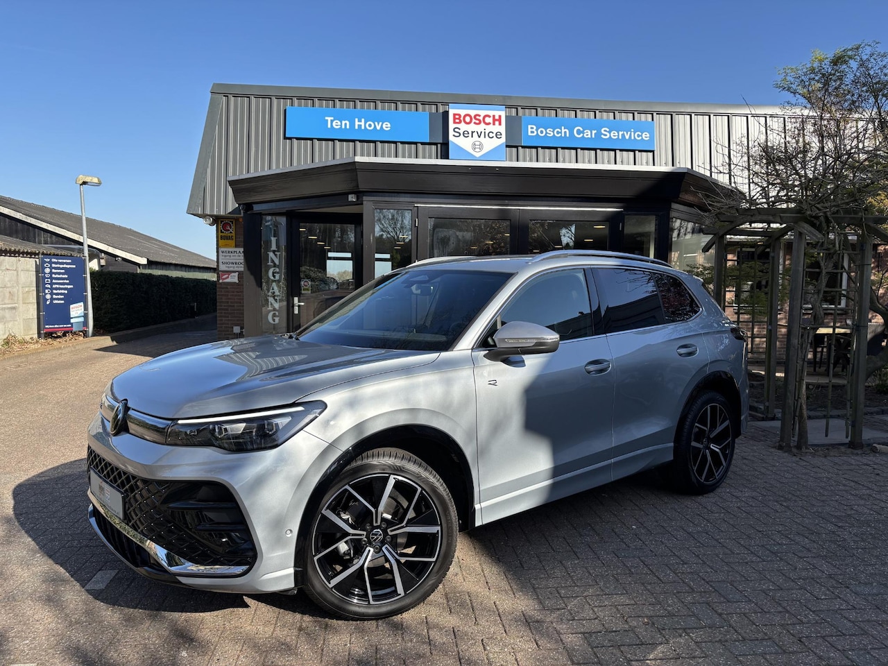 Volkswagen Tiguan - 1.5 eTSI DSG R-Line Business acc Trekhaak 20" - AutoWereld.nl