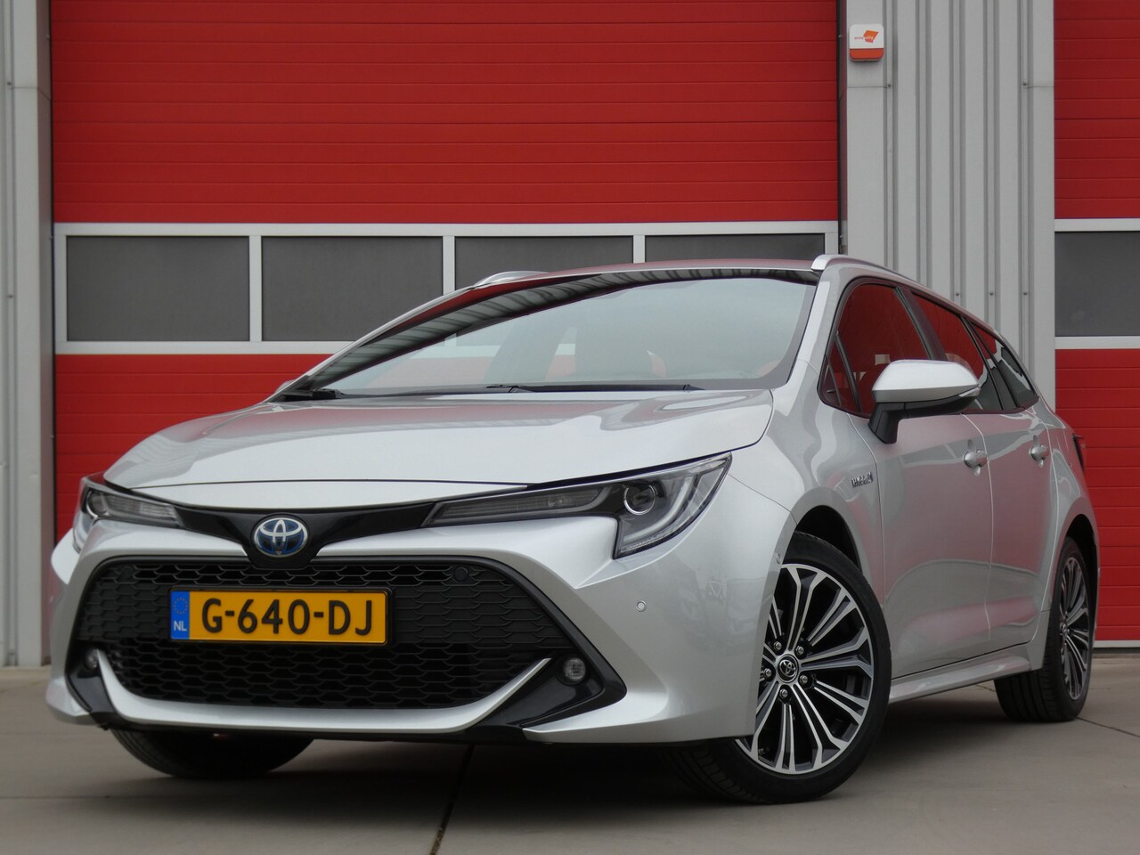 Toyota Corolla Touring Sports - 1.8 Hybrid Business Intro/ lage km/ compleet! - AutoWereld.nl