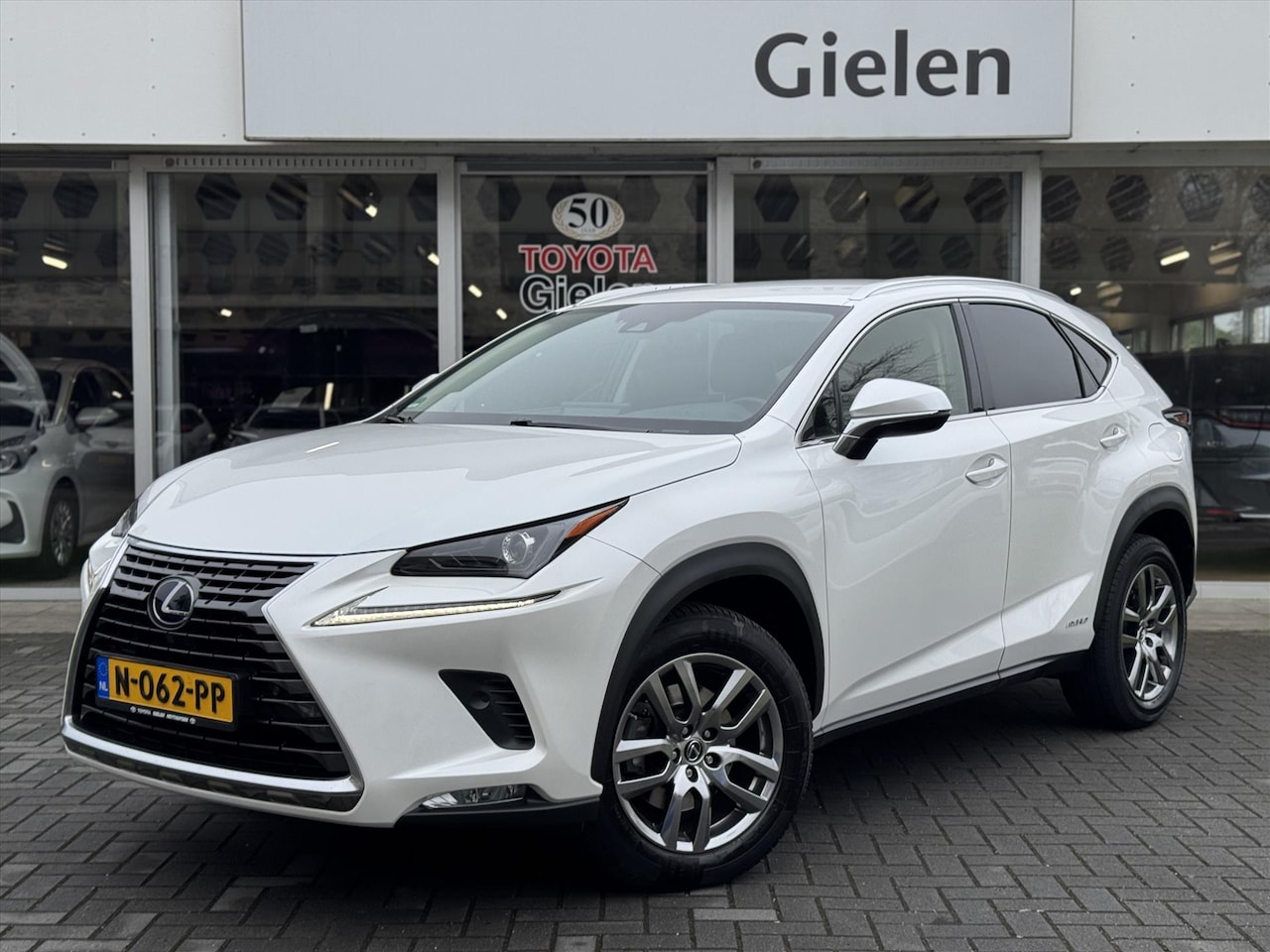 Lexus NX - 300h AWD Luxury Line | Groot Scherm, Adaptive cruise control, Leer, Stoelverwarming, Parke - AutoWereld.nl