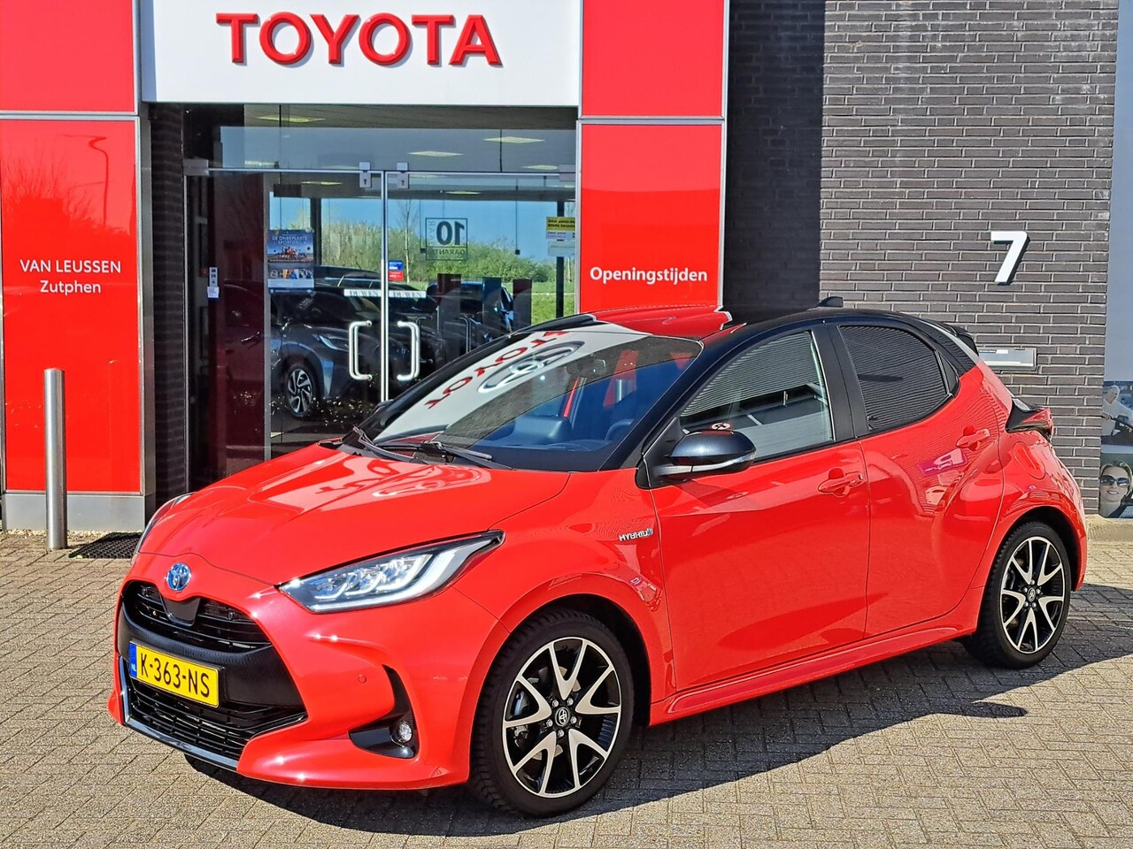 Toyota Yaris - 1.5 HYBRID LAUNCH EDITION CAMERA 17"LM-VELGEN P-SENSOREN HALF-LEDER+STOELVERW. BLIND-SPOT - AutoWereld.nl
