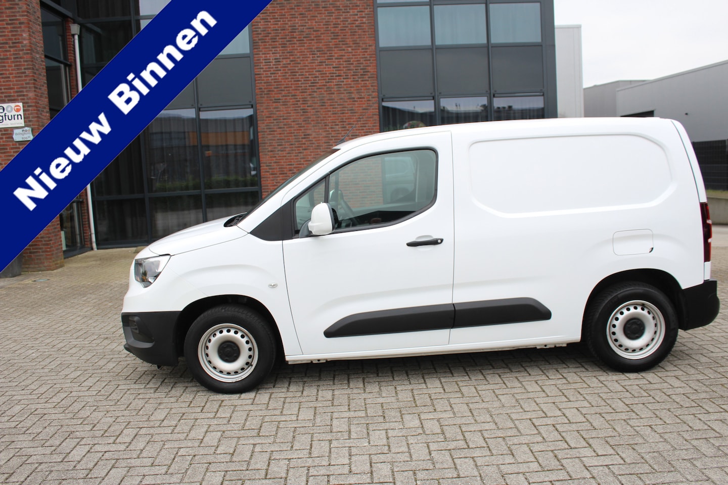 Opel Combo - 1.6D L1H1 Edition Airco-Cruise-Navi-Carplay-Parkeersensoren 12 Maanden Bovag Garantie. - AutoWereld.nl