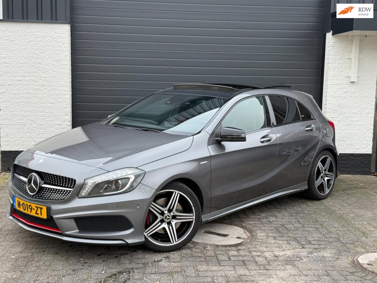 Mercedes-Benz A-klasse - 250 Sport AMG Pano 211PK Automaat Leder Camera - AutoWereld.nl