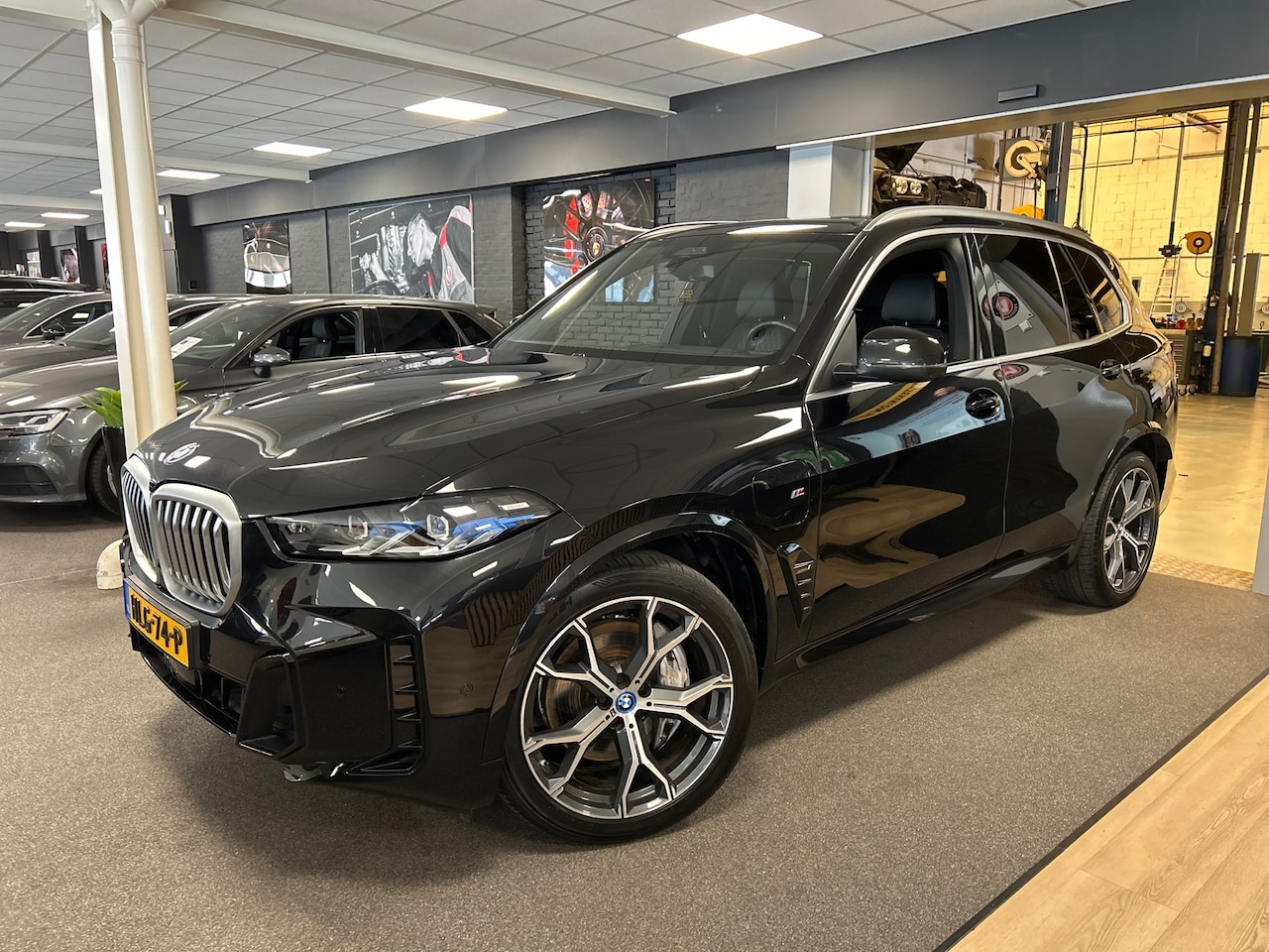 BMW X5 - XDrive50e Launch Edition M-Sport / Panorama-dak /luchtvering / Leder /head-up - AutoWereld.nl