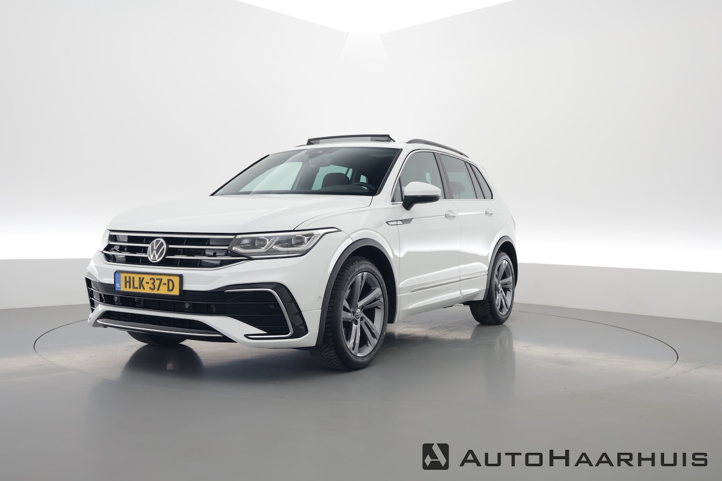Volkswagen Tiguan - 1.5 TSI R-Line DSG | Pano | Elek. Trekhaak | Travel Assist | IQ. Light | Camera | Stoel- S - AutoWereld.nl