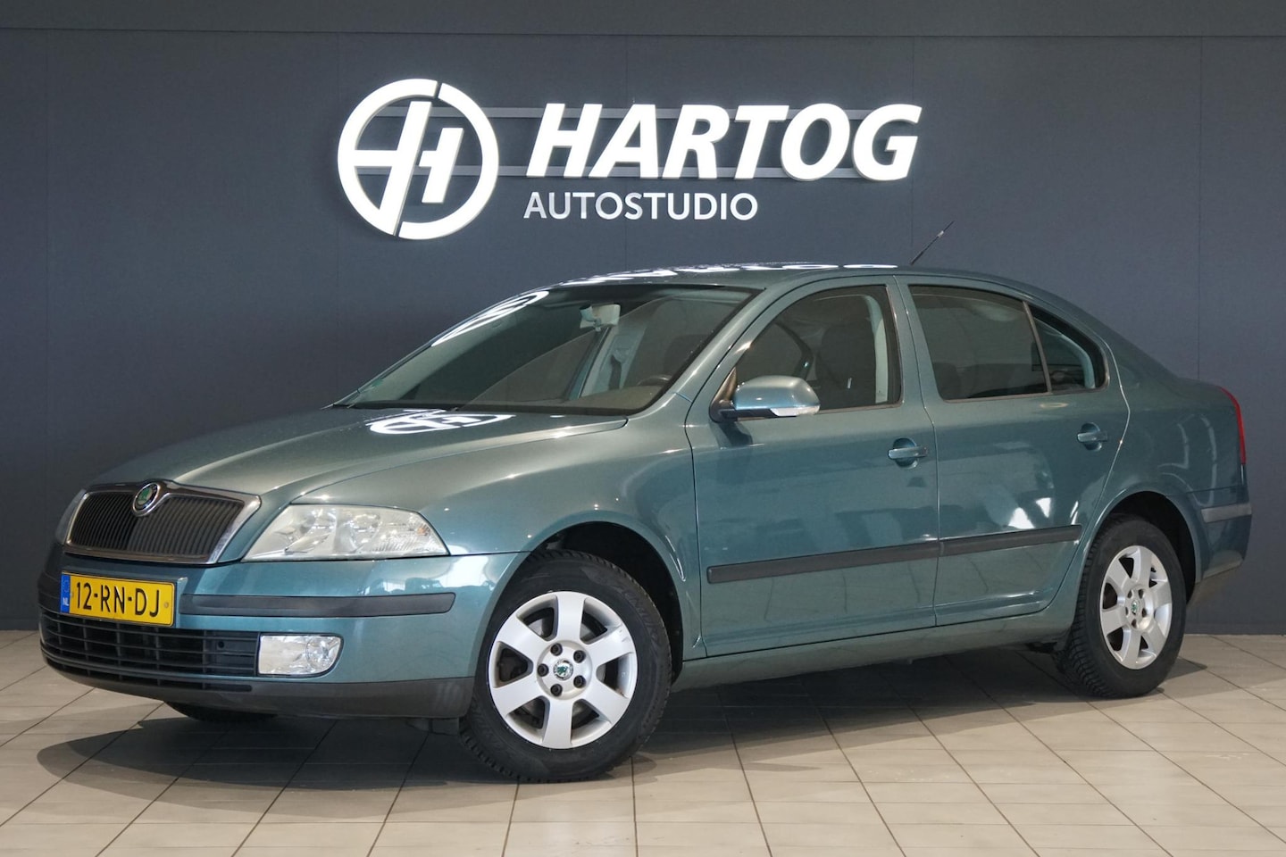 Skoda Octavia - 1.6 Ambiente *NIEUWE BANDEN* + TREKHAAK / CRUISE / AIRCO - AutoWereld.nl