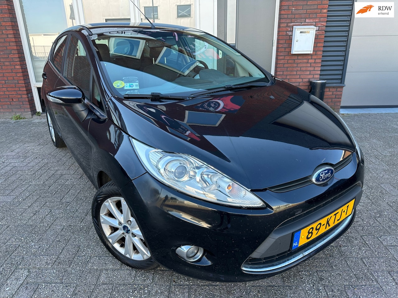 Ford Fiesta - 1.6 Ghia / Airco / 5DRS / NAP / LM - AutoWereld.nl