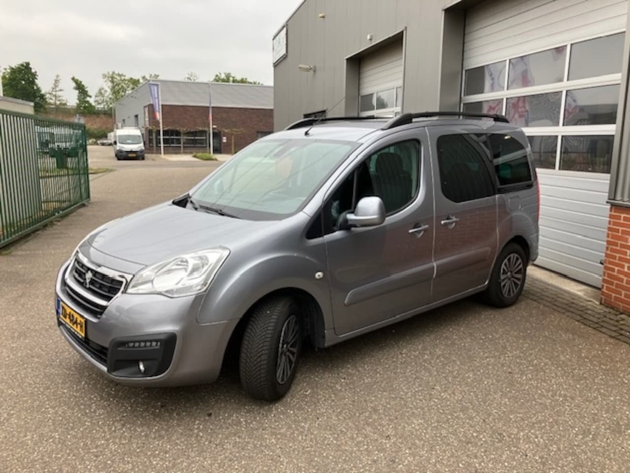Peugeot Partner Tepee - 1.2 PureTech Active 1.2 PureTech Active - AutoWereld.nl