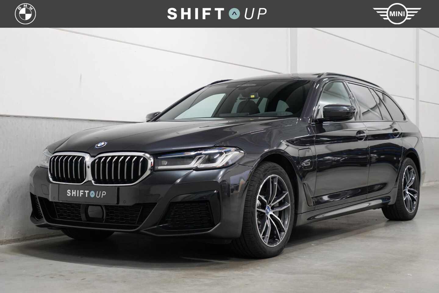 BMW 5-serie Touring - 530e xDrive M-Sport | Panoramadak | Elektr. Trekhaak | Head Up - AutoWereld.nl