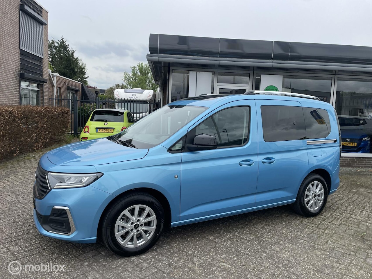Ford Tourneo Connect - 5 persoons , bijna nieuwe Demo - AutoWereld.nl