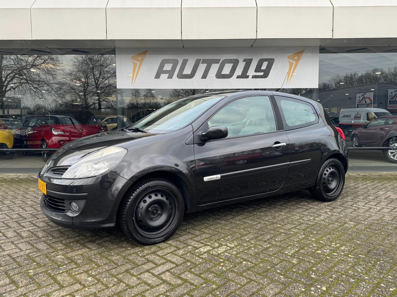 Renault Clio - 2.0-16V Initiale 2.0-16V Initiale - AutoWereld.nl