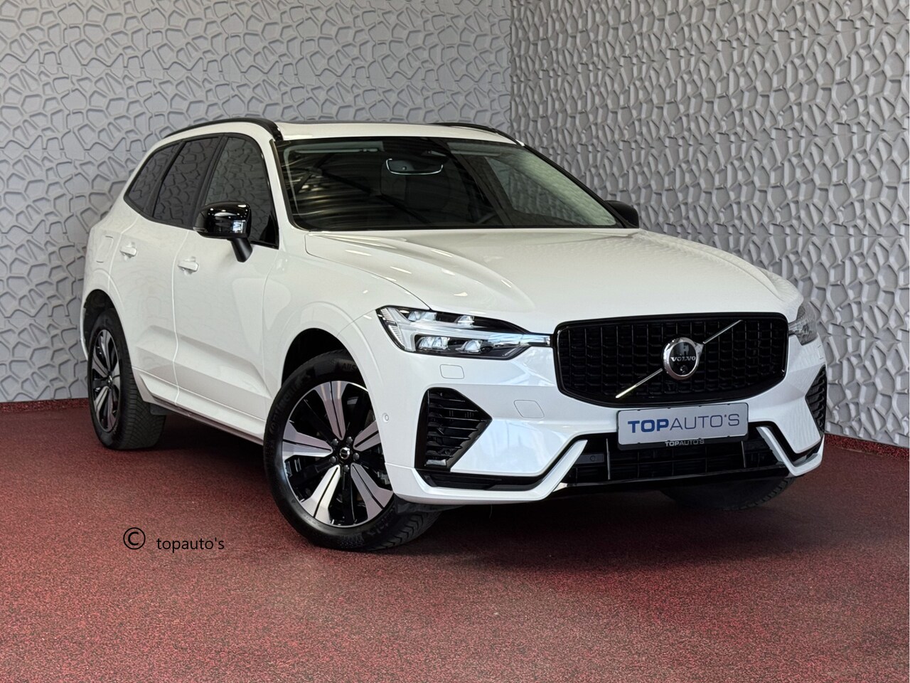 Volvo XC60 - 2.0 T6 350PK PHEV AWD PLUS DARK LONG RANGE PANO HARMAN-KARDON 360CAM ELEK.KLEP STUUR/STOEL - AutoWereld.nl