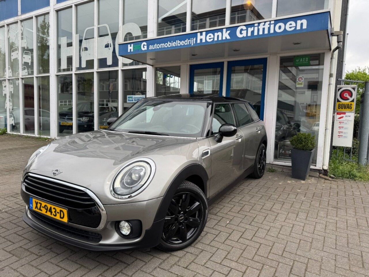 MINI Clubman - 1.5 Cooper Business Edition I Panoramadak I LED I Leer I Navigat - AutoWereld.nl