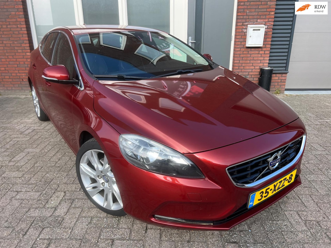 Volvo V40 - 1.6 T3 Momentum / Camera / Navi / PDC / 18 inch / Cruise / NAP - AutoWereld.nl