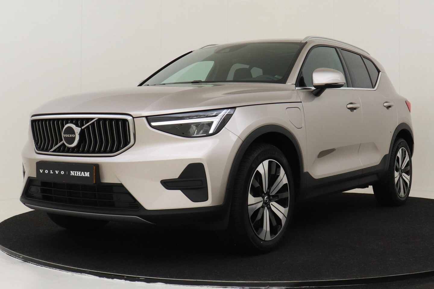 Volvo XC40 - T4 RECHARGE PLUS BRIGHT -PANO.DAK|POWER-SEATS|HARMAN/KARDON|19"|CAMERA|BLIS - AutoWereld.nl
