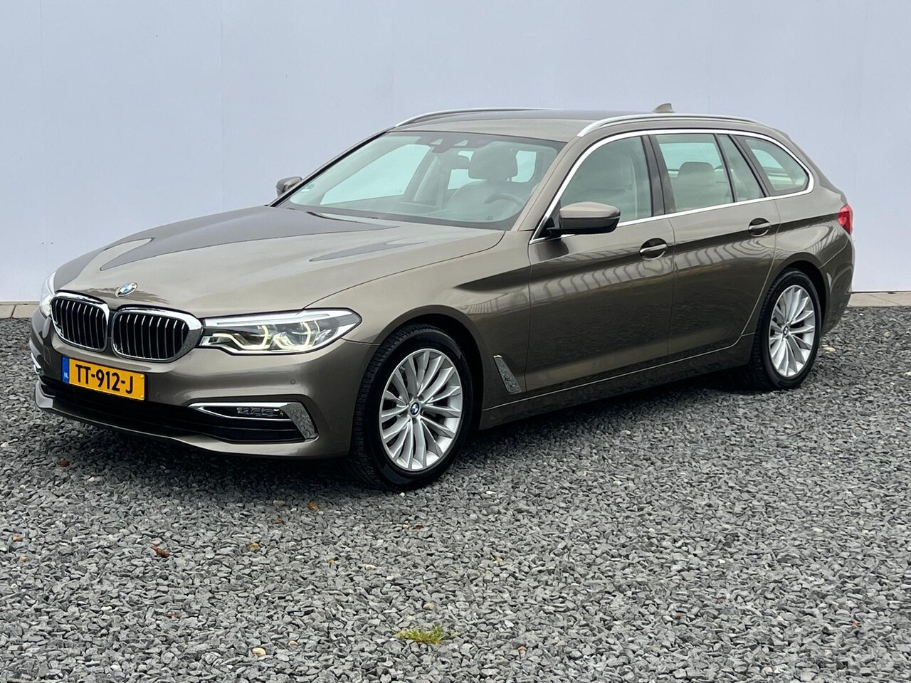 BMW 5-serie Touring - 520i High Executive Luxeryline - Elfenbeinweiss bekleding - Memorystoelen - Trekhaak -  1e - AutoWereld.nl