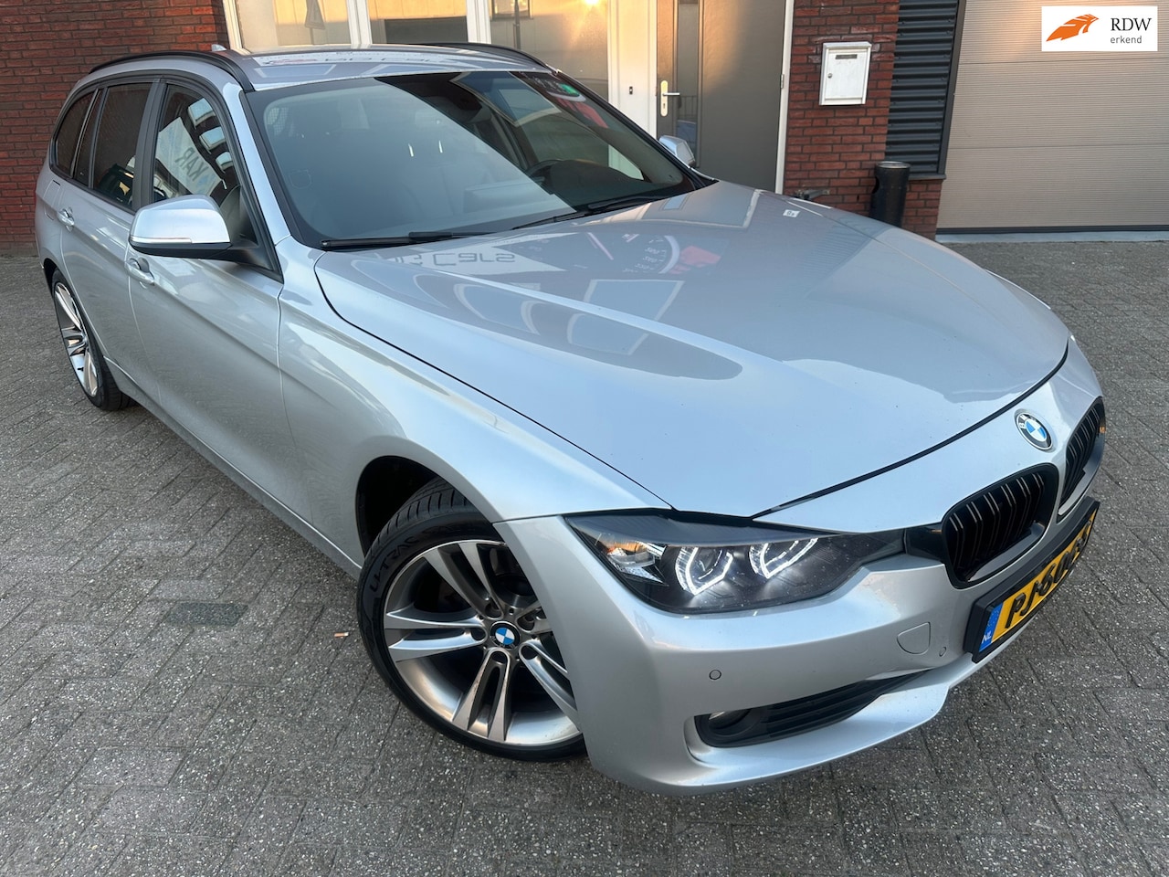 BMW 3-serie Touring - 320d Executive / Navi / Leder / PDC / LED - AutoWereld.nl