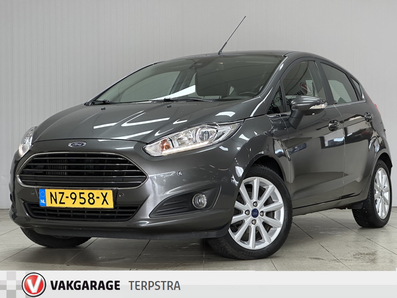 Ford Fiesta - 1.0 EcoBoost Titanium/ 15'' LMV/ Voorruitverw./ Navi/ Clima/ Cruise/ Elek. pakket/ Isofix/ - AutoWereld.nl