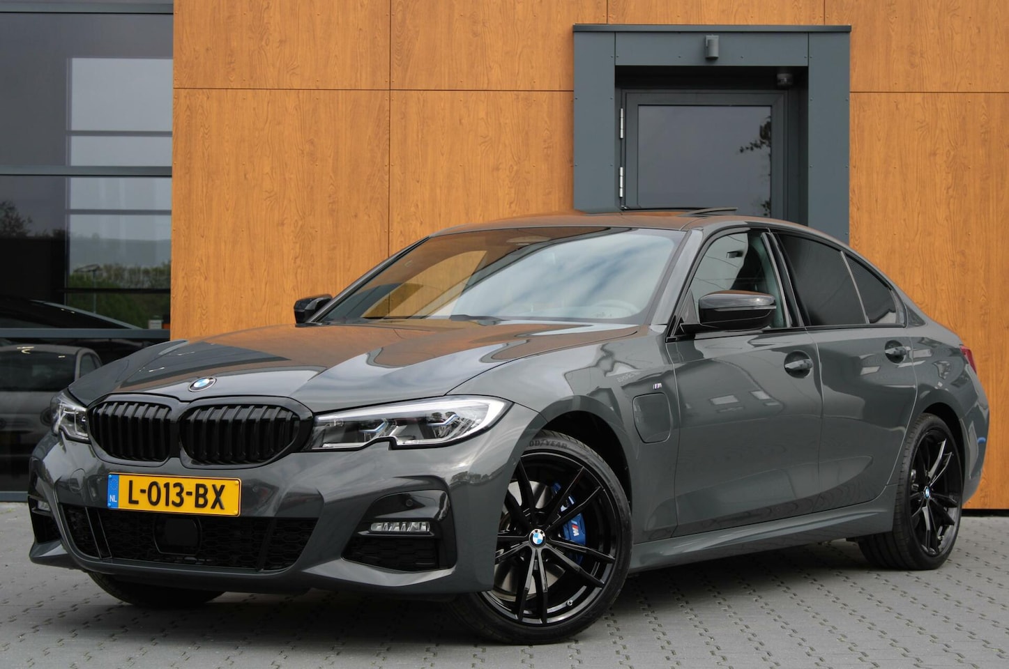 BMW 3-serie - 330e eDrive Edition | Schuifdak | Harman Kardon | Laser LED - AutoWereld.nl
