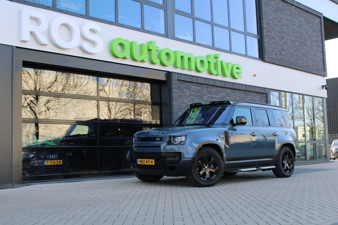 Land Rover Defender 110 - 2.0 D240 SE | GRIJS KENT. | EX. BTW | PANO | MERIDIAN | URBAN-LIGHTS | - AutoWereld.nl