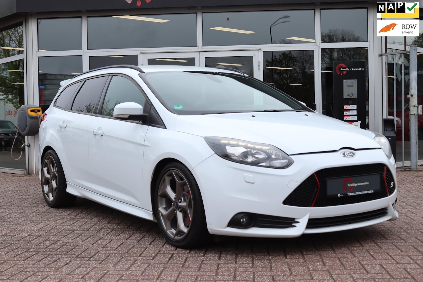 Ford Focus Wagon - 2.0 EcoBoost ST-2 | RECARO LEDER | CLIMA | CAMERA | XENON | CRUISE |APK - AutoWereld.nl
