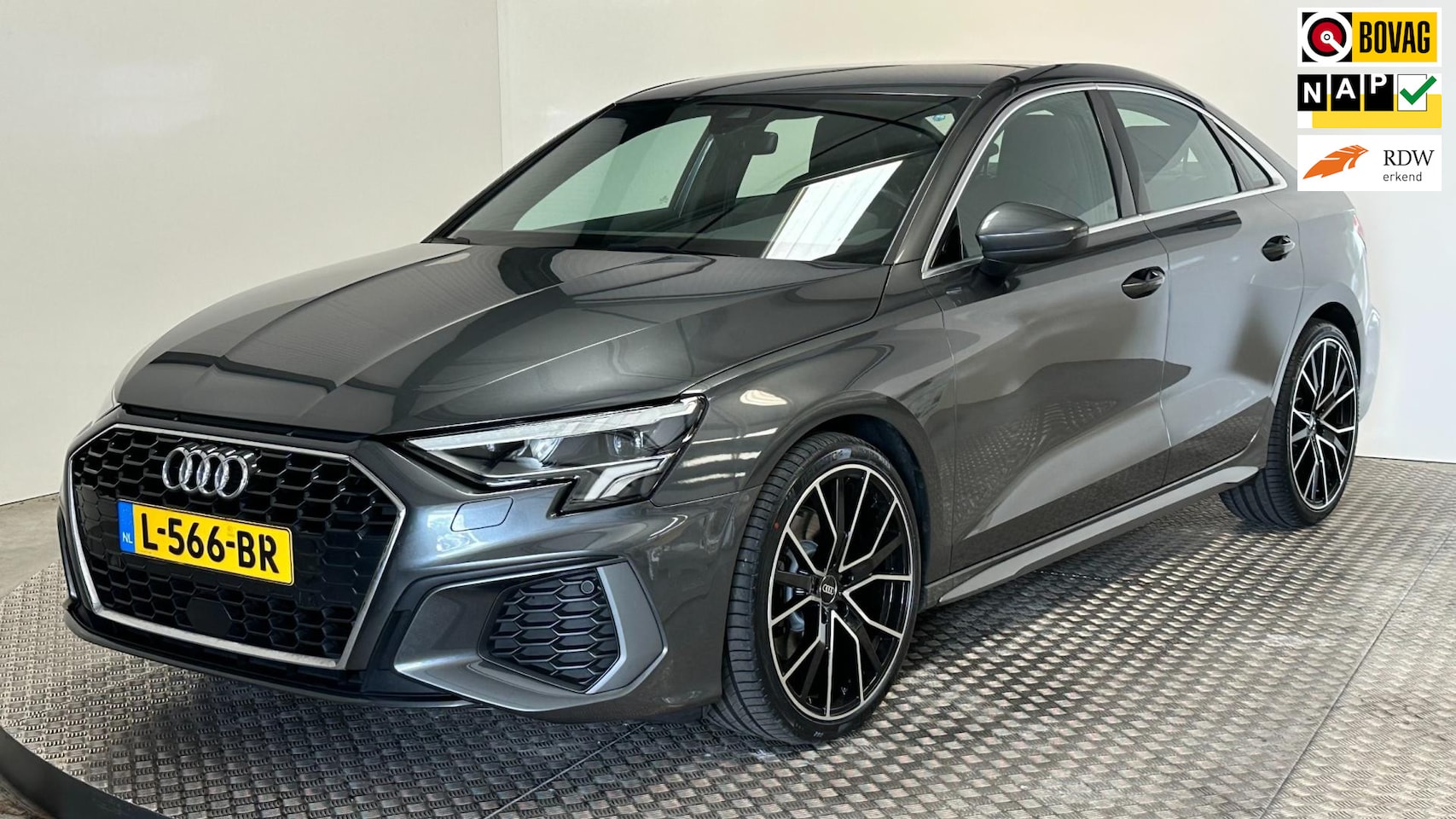 Audi A3 Limousine - 30 TFSI S-Line edition automaat benzine navigatie carplay andriod parkeersensoren rs stoel - AutoWereld.nl