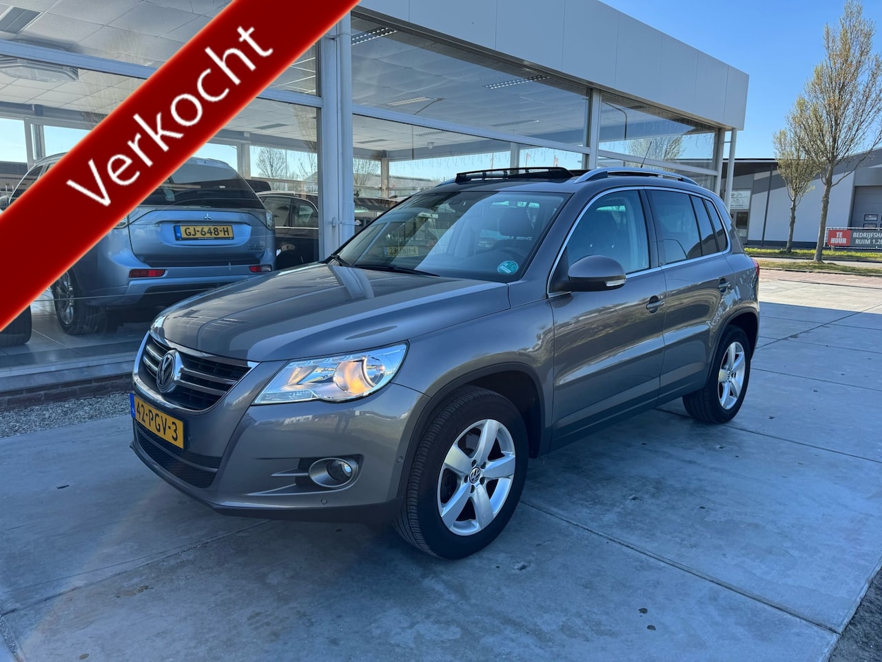 Volkswagen Tiguan - 1.4 TSI Sport&Style | 1e eigenaar | Panoramadak | Camera / Navigatie | Automatische parkee - AutoWereld.nl