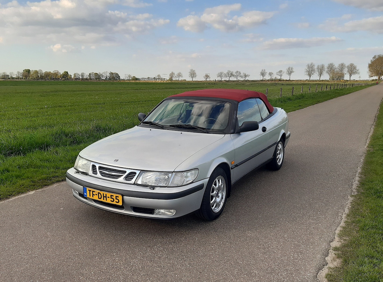 Saab 9-3 Cabrio - 2.0 S in goede conditie en bijzonder met rode kap! - AutoWereld.nl