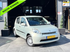 Daihatsu Sirion 2 - 1.0-12V Premium|Airco|Elek ram|5DR|NAP|APK