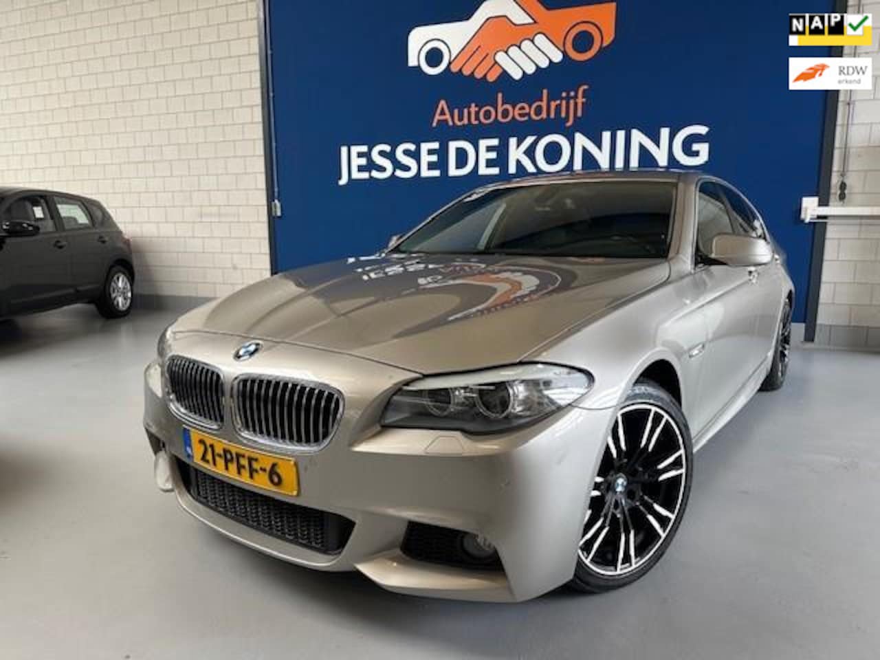 BMW 5-serie - 523i High Executive automaat,bj.2011,kleur:beige,leder,climate,sportvelgen,APK tot 06/2025 - AutoWereld.nl