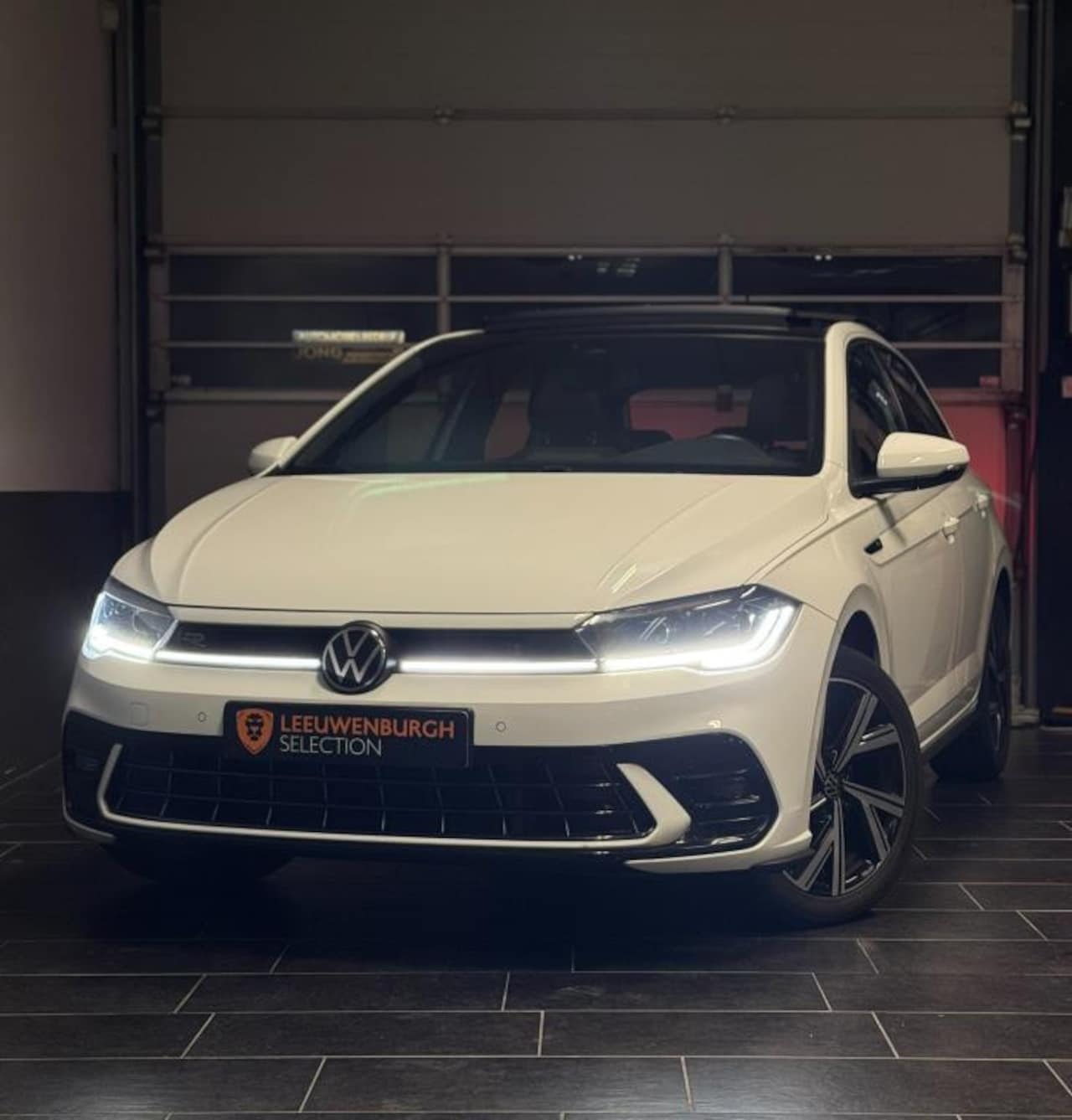 Volkswagen Polo - 1.0 TSI R-Line Pano Virtual Camera ACC ! - AutoWereld.nl