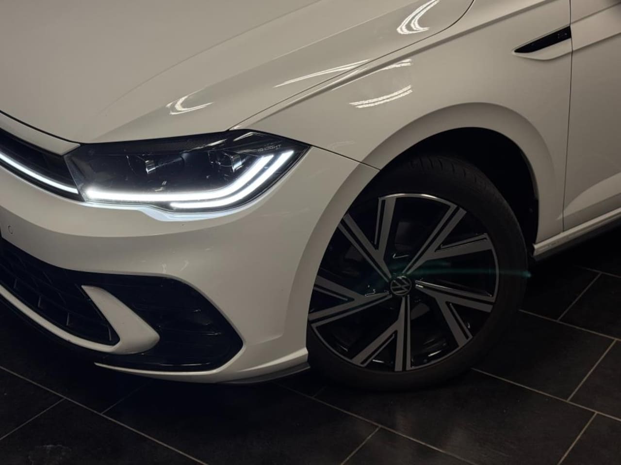 Volkswagen Polo - 1.0 TSI R-Line Pano Virtual Camera ACC ! - AutoWereld.nl