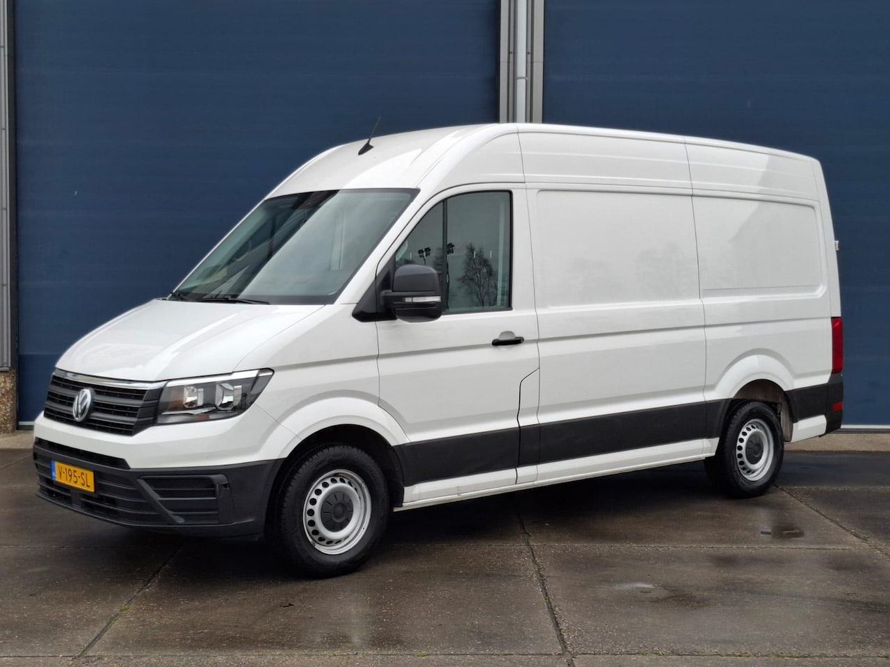 Volkswagen Crafter - 35 2.0 TDI L3H3 Highline AIRCO / CRUISE CONTROLE / NAVI / TREKHAAK - AutoWereld.nl