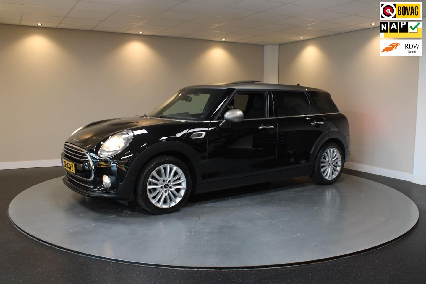MINI Clubman - Mini 1.5 Cooper Business *John Cooper Works* Pano|Cruise|Navi - AutoWereld.nl