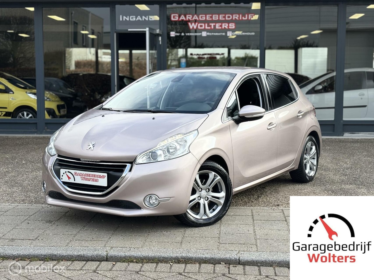 Peugeot 208 - 1.2 PureTech Allure stoelverwarming 5drs lmv - AutoWereld.nl