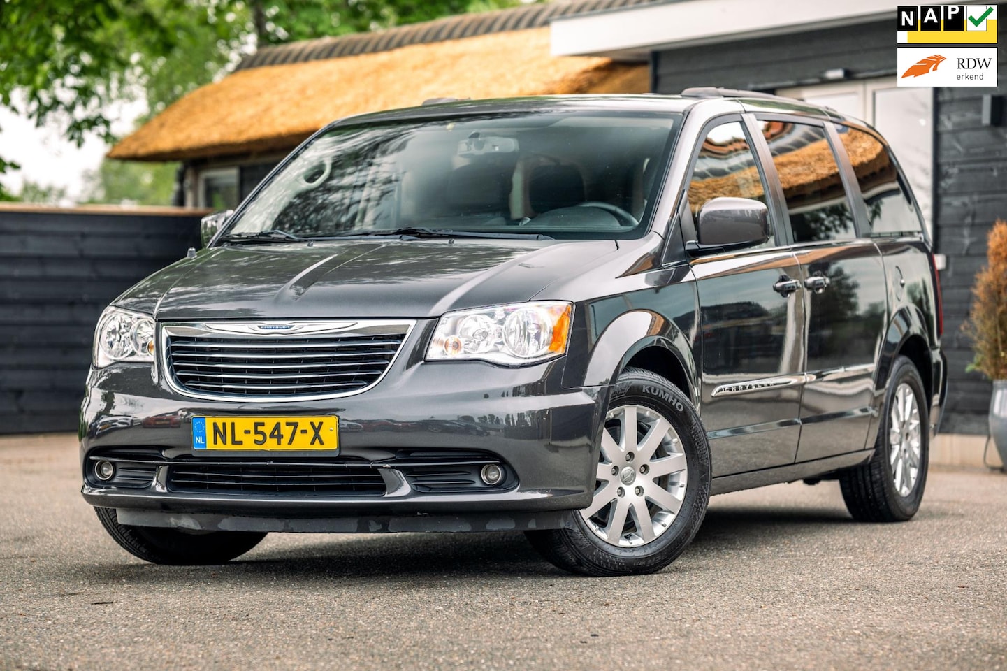 Chrysler Town and Country - 3.6 V6 (Leder / Climate / Cruise / Camera / Navigatie / 7 Persoons) - AutoWereld.nl