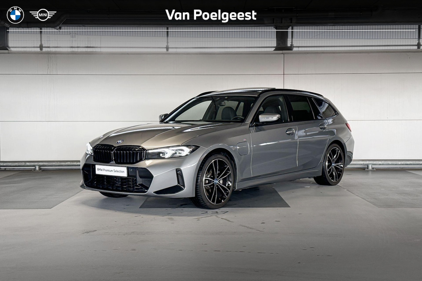 BMW 3-serie Touring - 320e | Glazen panoramadak | Elektrisch verwarmde voorstoelen - AutoWereld.nl